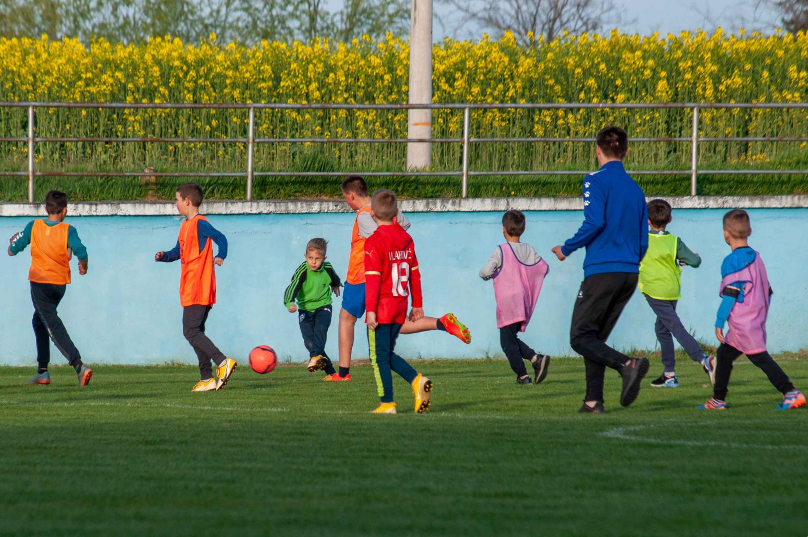 Najmlađi fudbaleri Tavankut dobili lopte na poklon (FOTO)