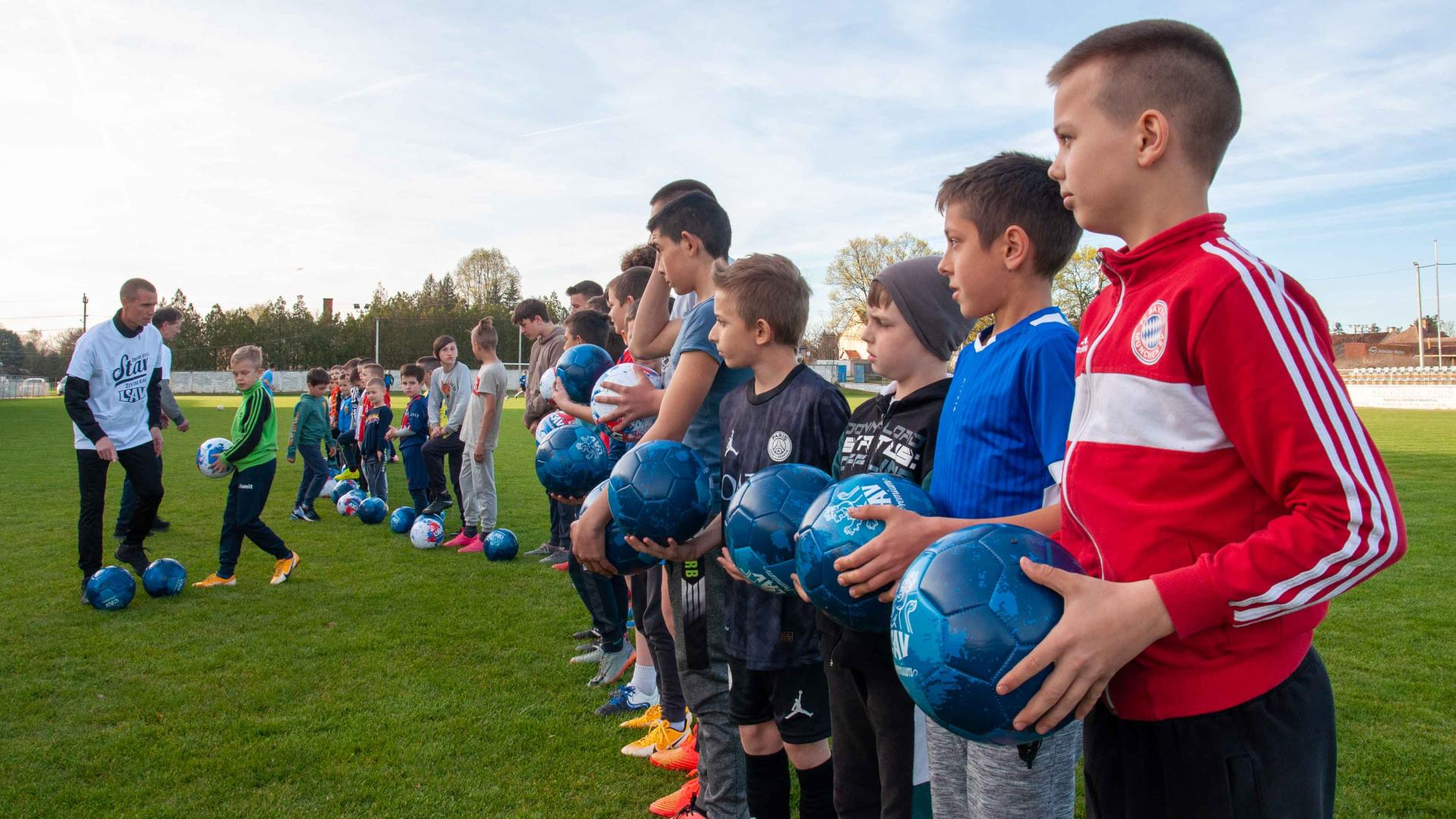 Najmlađi fudbaleri Tavankut dobili lopte na poklon (FOTO)